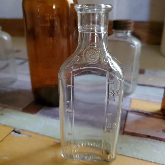 Bundle vintage old medicine bottles - Picture 6 of 11